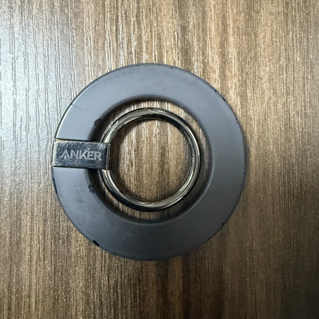 4年間使い倒して塗装が剥げ、地金が見えているAnker 610のアップ写真