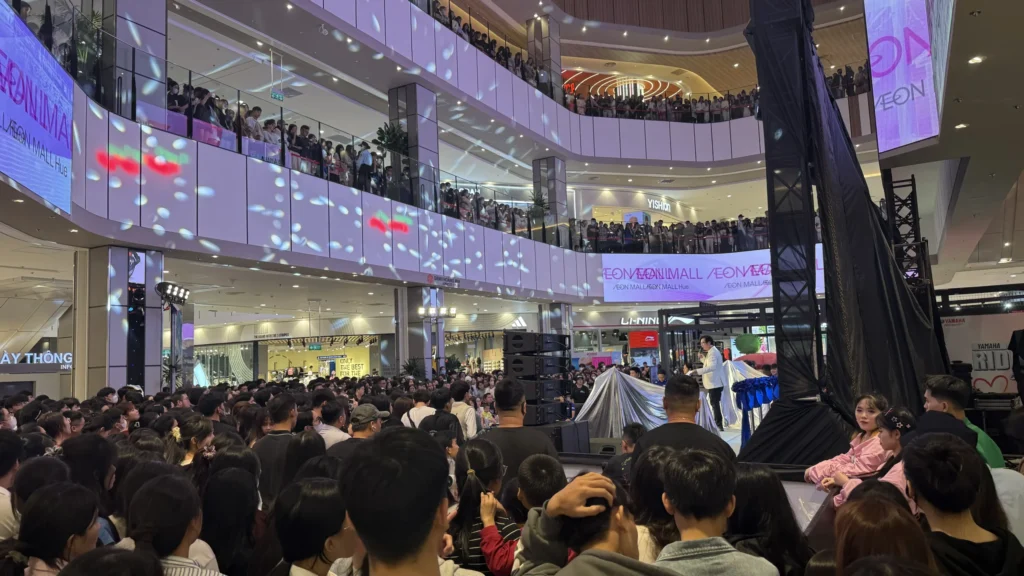イオンモール フエの吹き抜けで開かれたステージイベント。1階に大勢の来場者が集まり、上の階の手すりにも人が並んでいる