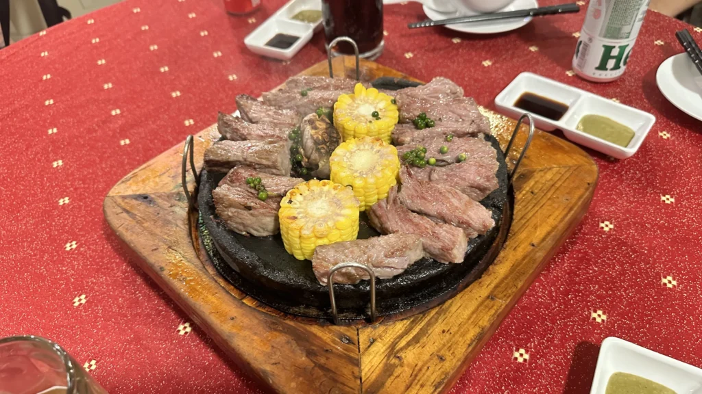 一皿にぎっしりと敷き詰められた牛肉