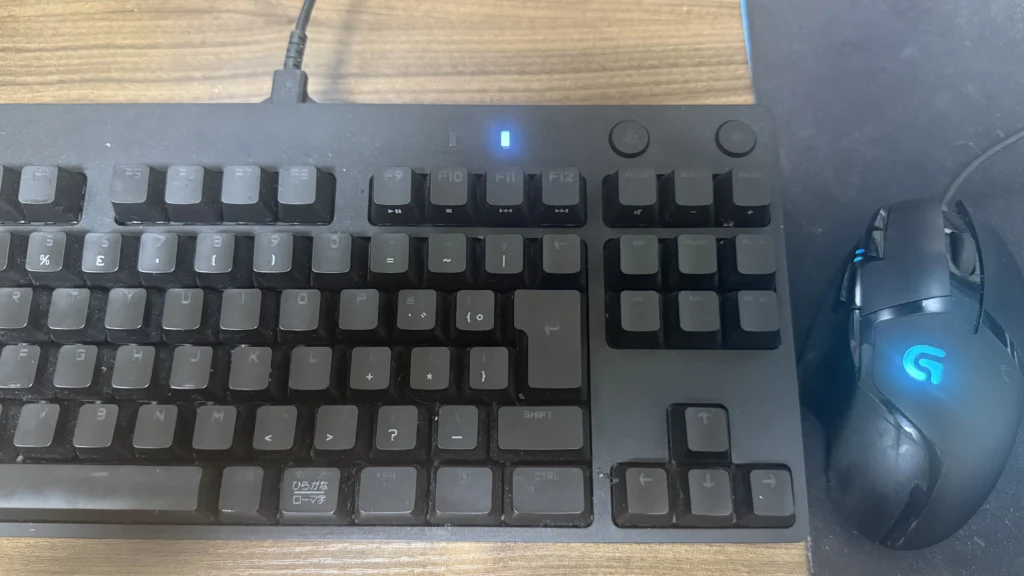 有線のLogicool G PROキーボードとG402ゲーミングマウスを並べたゲーム用デスク環境