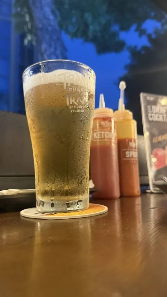 BiaCraftのテーブル席で飲んだ冷えたグラスのクラフトビールとBiaCraftオリジナルのケチャップ・スパイシーソース