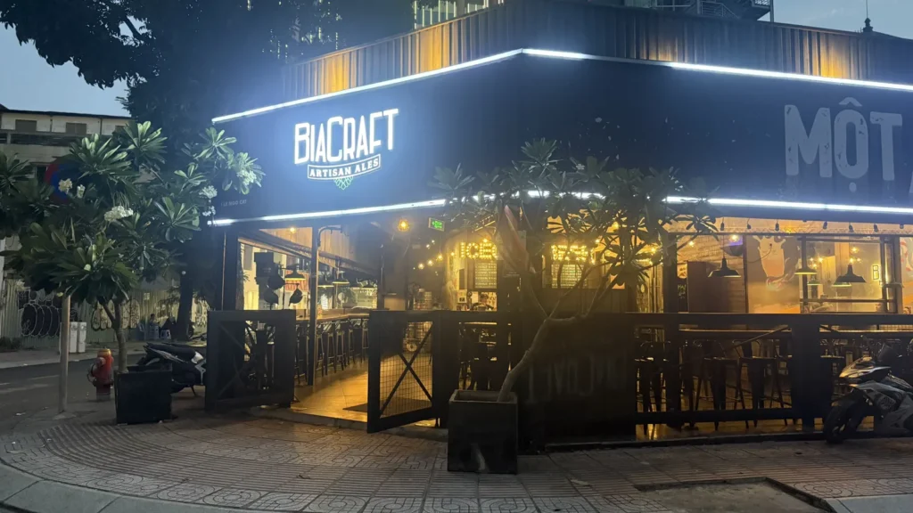 ホーチミン3区レ・ゴー・カット通りの角にあるクラフトビール店BiaCraft Artisan Alesの夕暮れ時の外観