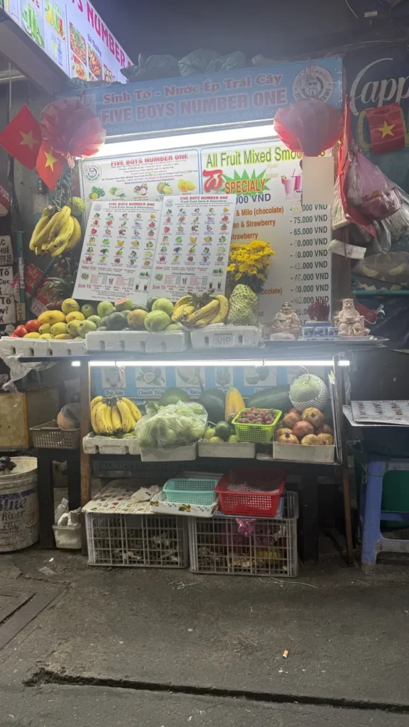FIVE BOYS NUMBER ONEの屋台全景。看板には「Sinh Tố - Nước Ép Trái Cây（スムージー・フルーツジュース）」の文字