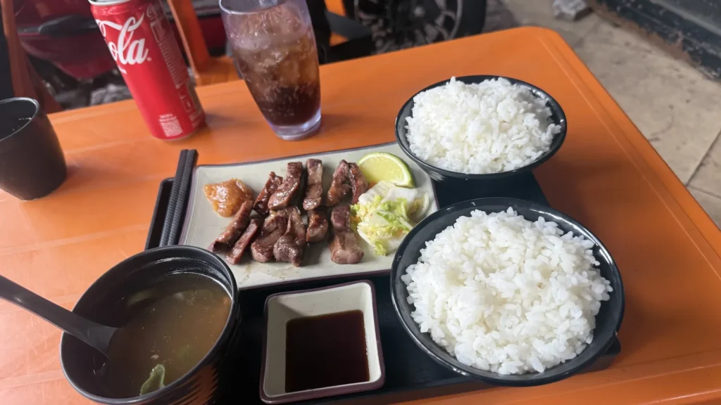 牛たん甲子園の牛タン定食。焼いた牛タン、味噌、白菜の漬物、ライム、牛タンスープ、つけダレと、おかわりしたご飯2杯