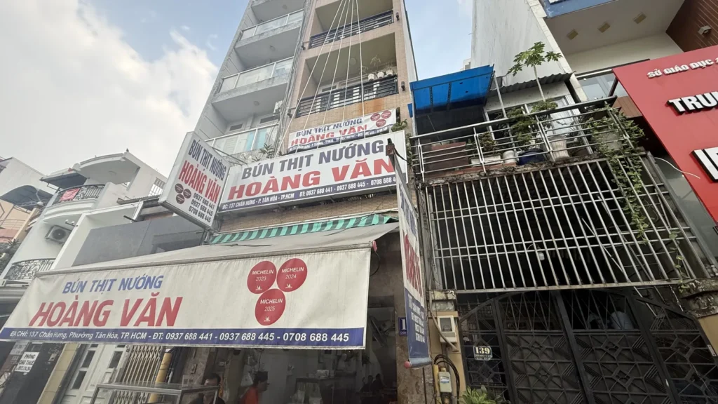 ホーチミンのブンティットヌン専門店Hoàng Vănの店頭。ミシュラン2023・2024・2025のマークが並ぶ看板