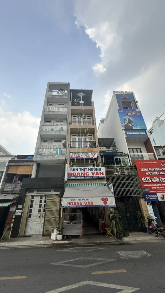 ホーチミン・タンビン区Chấn Hưng通りに建つHoàng Vănの外観。細長いビルが並ぶ静かな住宅街