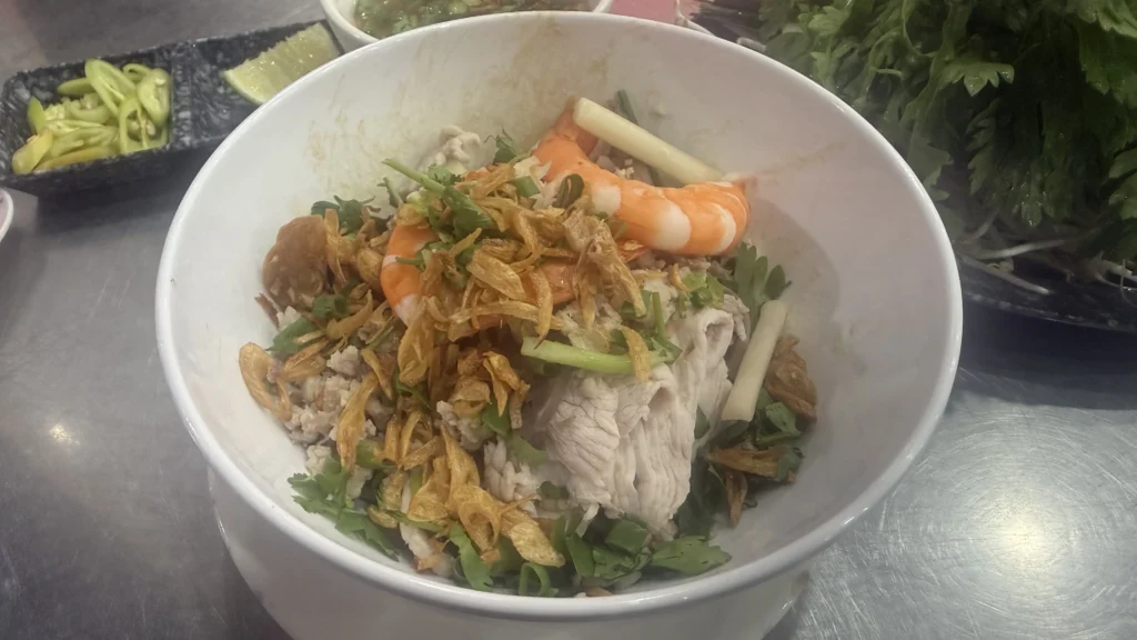 Nhân Quán Sài Gònの汁なしフーティウ（Hủ Tiếu Khô）。エビ、豚肉、ひき肉、フライドエシャロットがのっている
