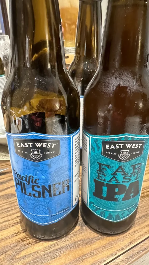 East West Brewing CompanyのPacific PilsnerとFar East IPAのボトル