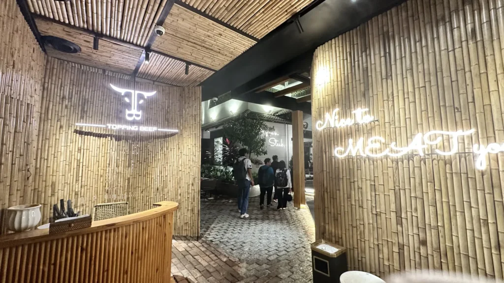 ホーチミン3区Steak Love The Villa(旧Topping Beef)の竹のエントランスと牛のロゴ、Nice to MEAT youのネオンサイン